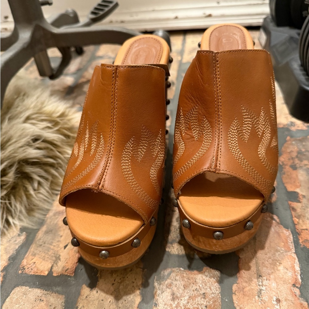 DINGO free spirit Studded Tan Platform Heels clogs new with tag- only tried on - Picture 2 of 6